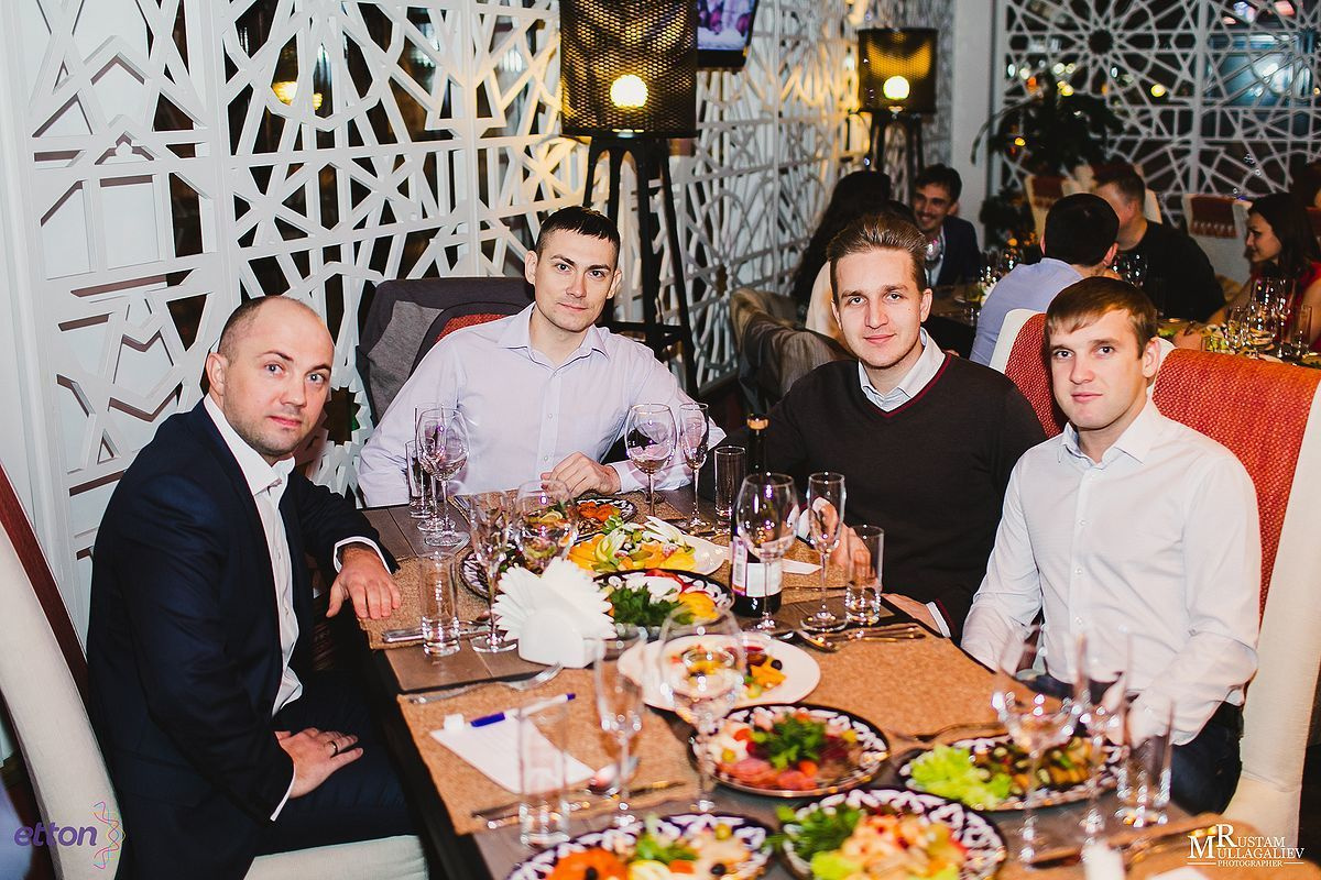 Профессиональный свадебный и семейный фотограф Муллагалиев Рустам, тел.: 89050383257 По мимо свадебной фотосъемки и никахов я так же фотографирую корпоративы, новогодние вечеринки, дни рождения, детские праздники. Занимаюсь так же фотосъемкой юбилеев, мероприятий на открытом воздухе от крупных компаний. Открытие магазинов, торговых центров. 