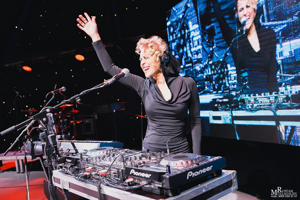 Профессиональный свадебный и семейный фотограф Муллагалиев Рустам, тел.: 89050383257 По мимо свадебной фотосъемки и никахов я так же фотографирую корпоративы, новогодние вечеринки, дни рождения, детские праздники. Занимаюсь так же фотосъемкой юбилеев, мероприятий на открытом воздухе от крупных компаний. Открытие магазинов, торговых центров. 