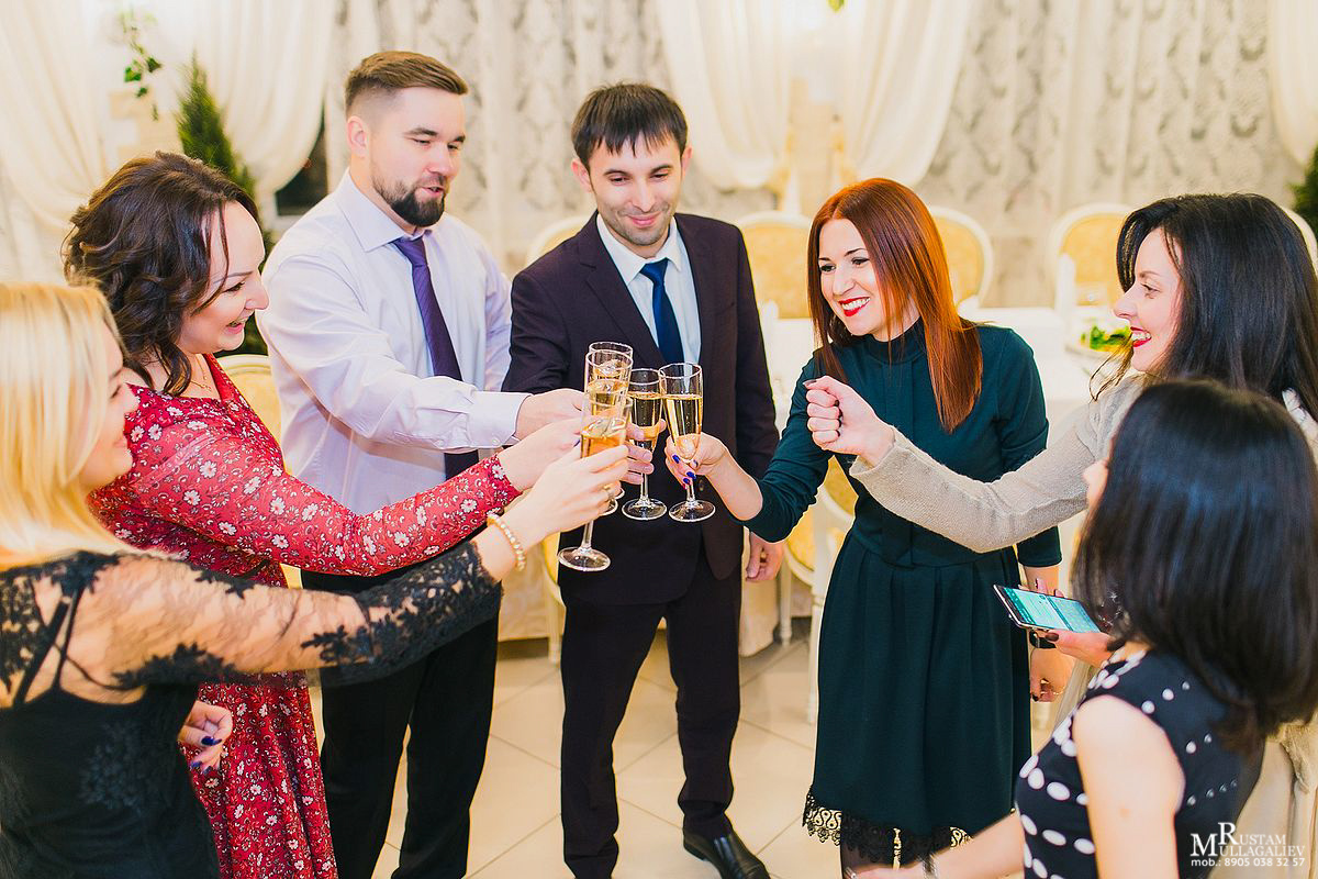 Профессиональный свадебный и семейный фотограф Муллагалиев Рустам, тел.: 89050383257 По мимо свадебной фотосъемки и никахов я так же фотографирую корпоративы, новогодние вечеринки, дни рождения, детские праздники. Занимаюсь так же фотосъемкой юбилеев, мероприятий на открытом воздухе от крупных компаний. Открытие магазинов, торговых центров. 