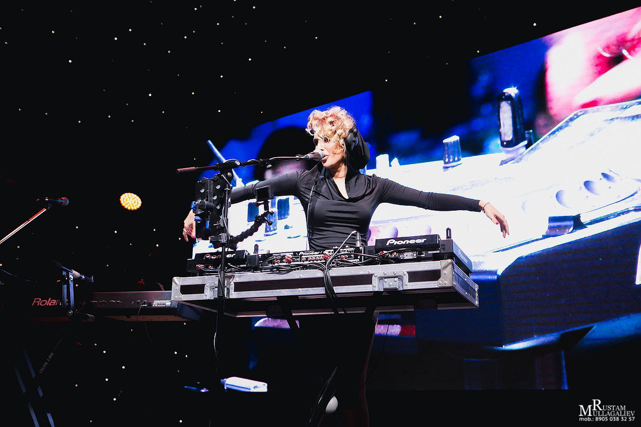 Профессиональный свадебный и семейный фотограф Муллагалиев Рустам, тел.: 89050383257 По мимо свадебной фотосъемки и никахов я так же фотографирую корпоративы, новогодние вечеринки, дни рождения, детские праздники. Занимаюсь так же фотосъемкой юбилеев, мероприятий на открытом воздухе от крупных компаний. Открытие магазинов, торговых центров. 