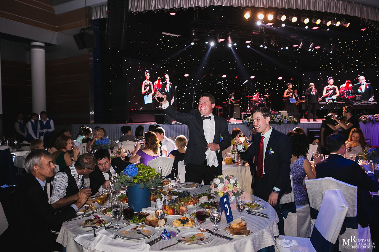 Профессиональный свадебный и семейный фотограф Муллагалиев Рустам, тел.: 89050383257 По мимо свадебной фотосъемки и никахов я так же фотографирую корпоративы, новогодние вечеринки, дни рождения, детские праздники. Занимаюсь так же фотосъемкой юбилеев, мероприятий на открытом воздухе от крупных компаний. Открытие магазинов, торговых центров. 