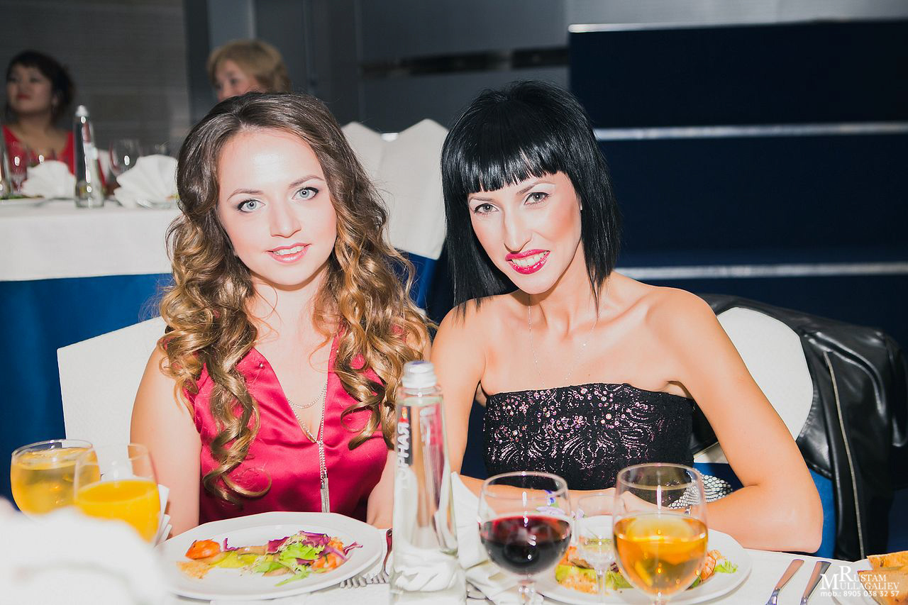 Профессиональный свадебный и семейный фотограф Муллагалиев Рустам, тел.: 89050383257 По мимо свадебной фотосъемки и никахов я так же фотографирую корпоративы, новогодние вечеринки, дни рождения, детские праздники. Занимаюсь так же фотосъемкой юбилеев, мероприятий на открытом воздухе от крупных компаний. Открытие магазинов, торговых центров. 