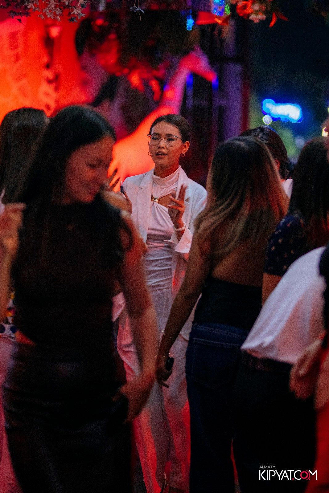 FRIENDS BAR & TERRACE. КИПЯТКОМ АЛМАТЫ!