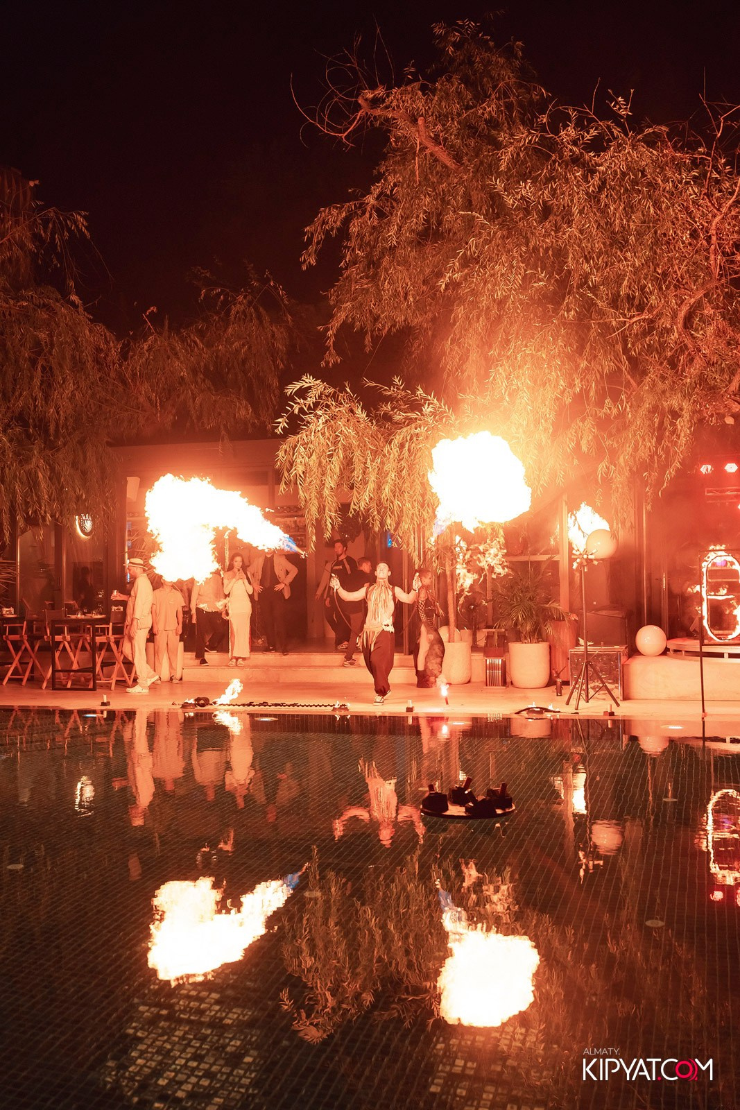 EDEN POOL & BAR. КИПЯТКОМ АЛМАТЫ!