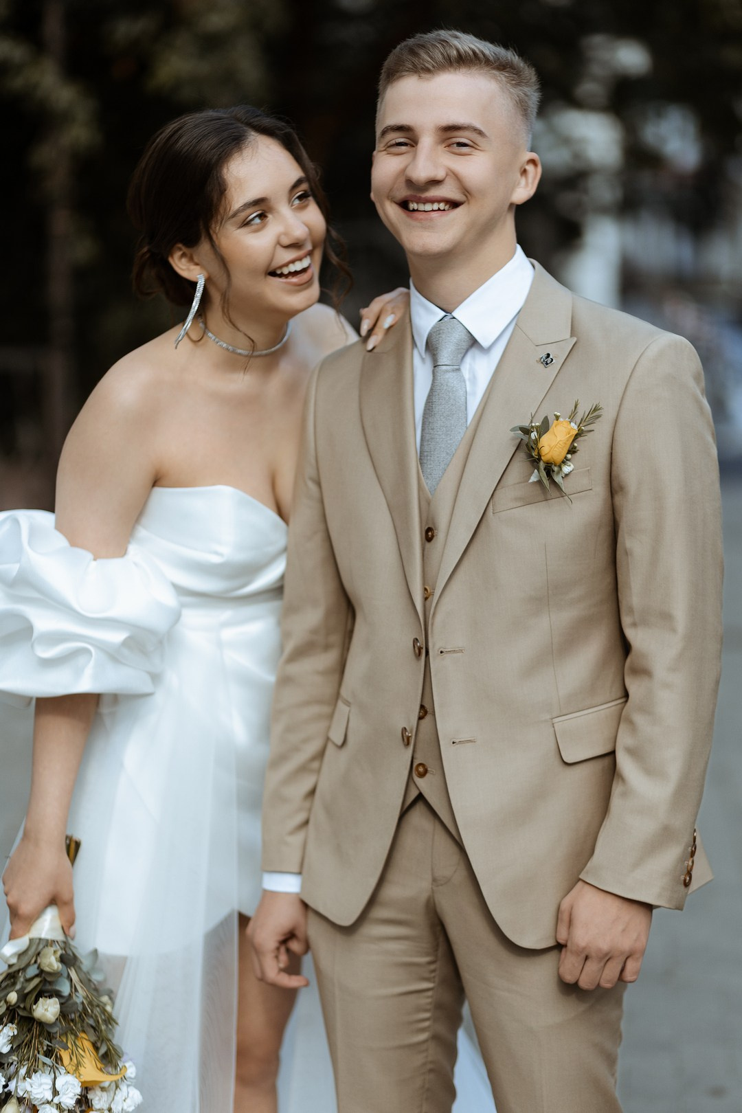  Молодежь возле здания Банков России