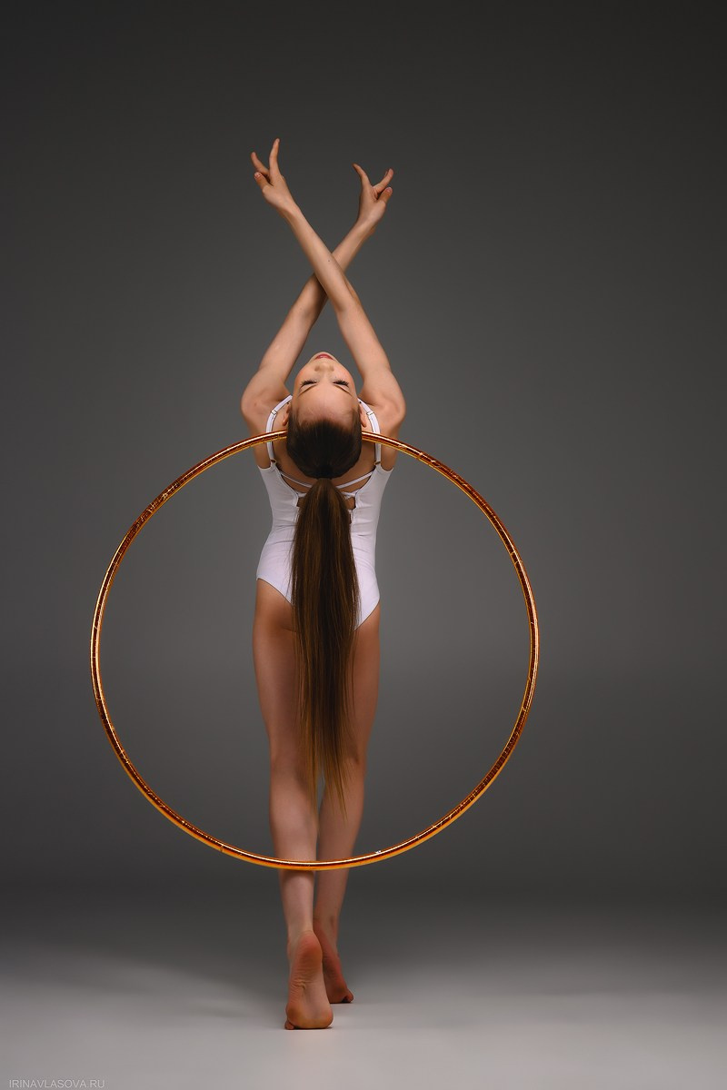 красивое фото гимнастки с обручем