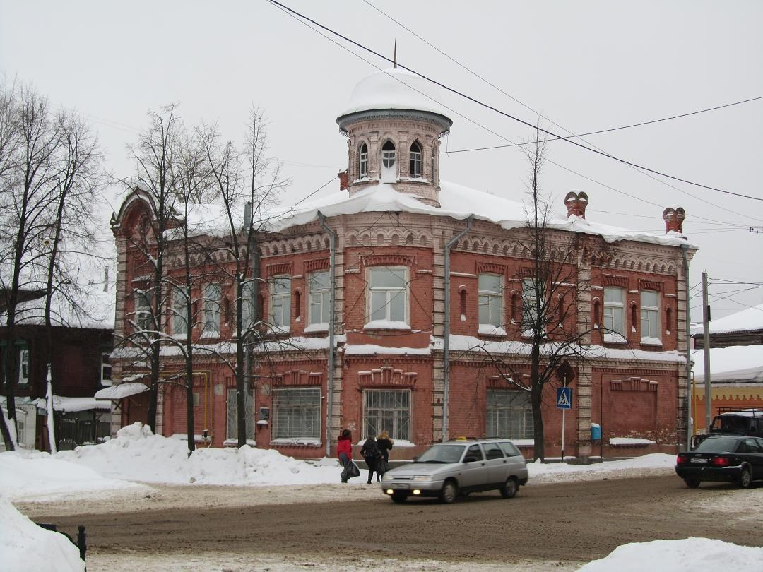 Дом с башенкой