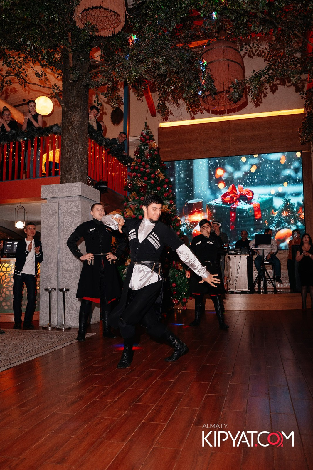 ГРУЗИНСКИЙ ДВОР НА КАБАНБАЙ БАТЫРА. КИПЯТКОМ АЛМАТЫ!