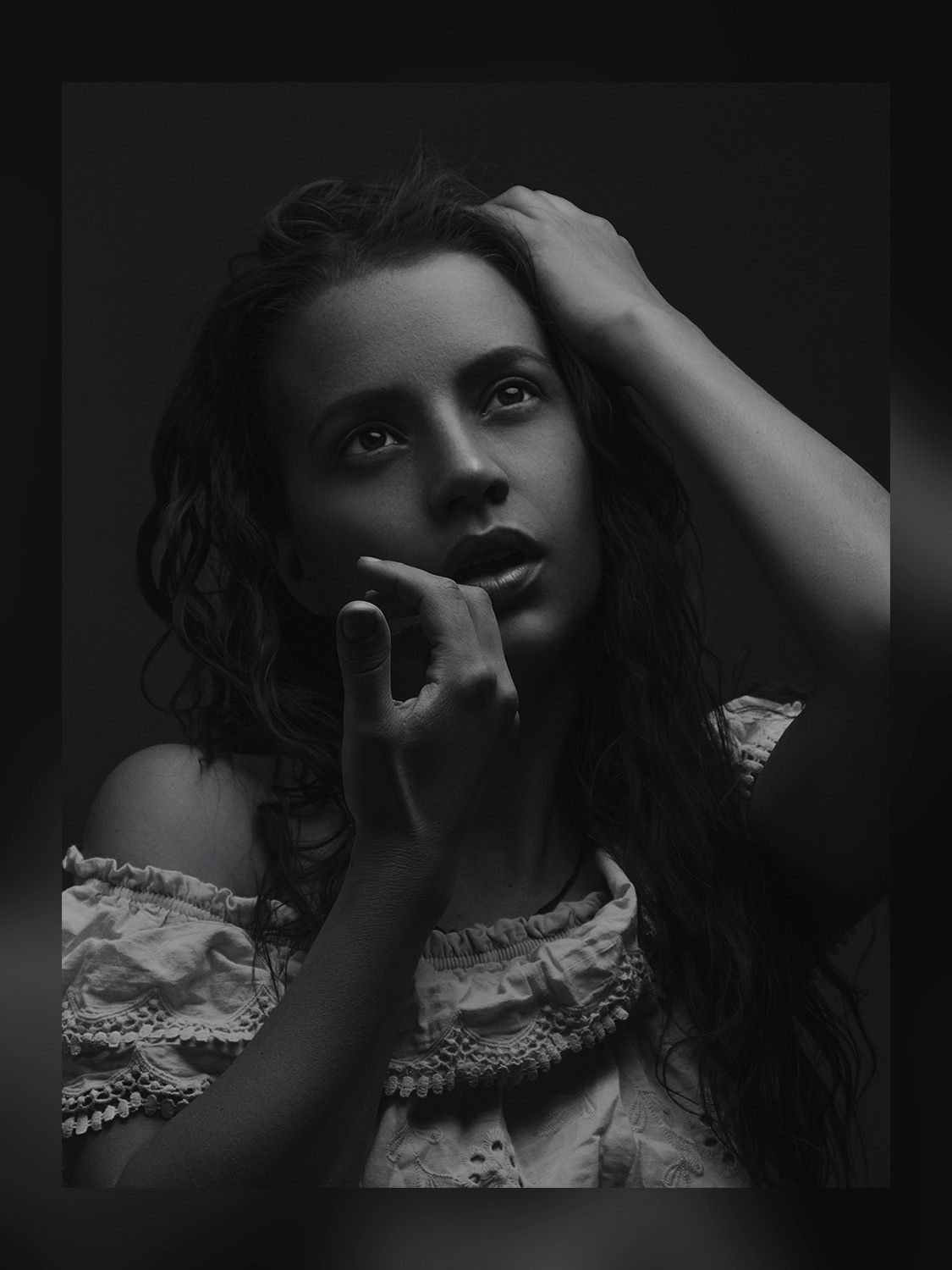 Черно-белый ретро портрет девушки амазонки с волнистыми волосами и платье с воланами.