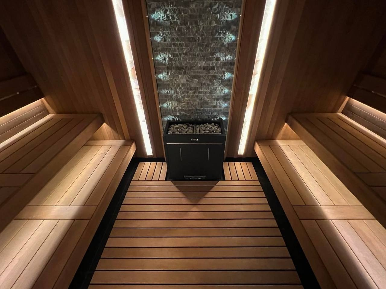 Идеально симметричная сауна в Репинской Усадьбе на базе мощной электрокаменки Harvia Virta HL. SaunaTopMasters