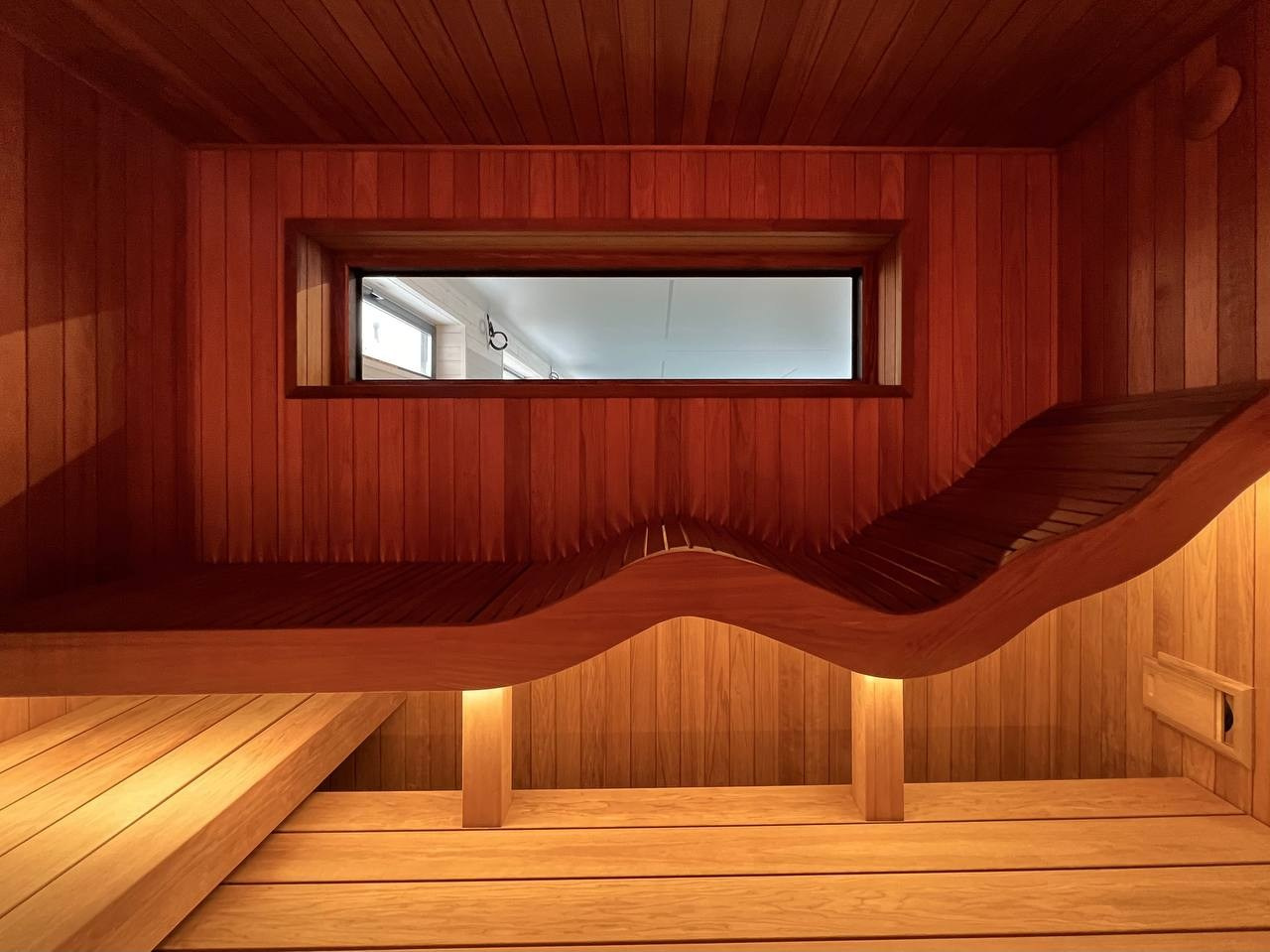 Сауна в Хапо-Ое имеет две зоны: внешне похожие, но разные по назначению. Можно выбрать одну или насладиться обеими сразу. SaunaTopMasters