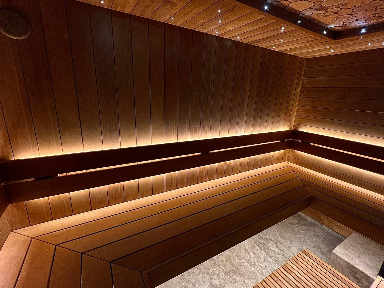 Парная в Киссолово: термоольха, Sangens, чёрное стекло и потолок, усыпанный 200 мерцающими звёздами. SaunaTopMasters