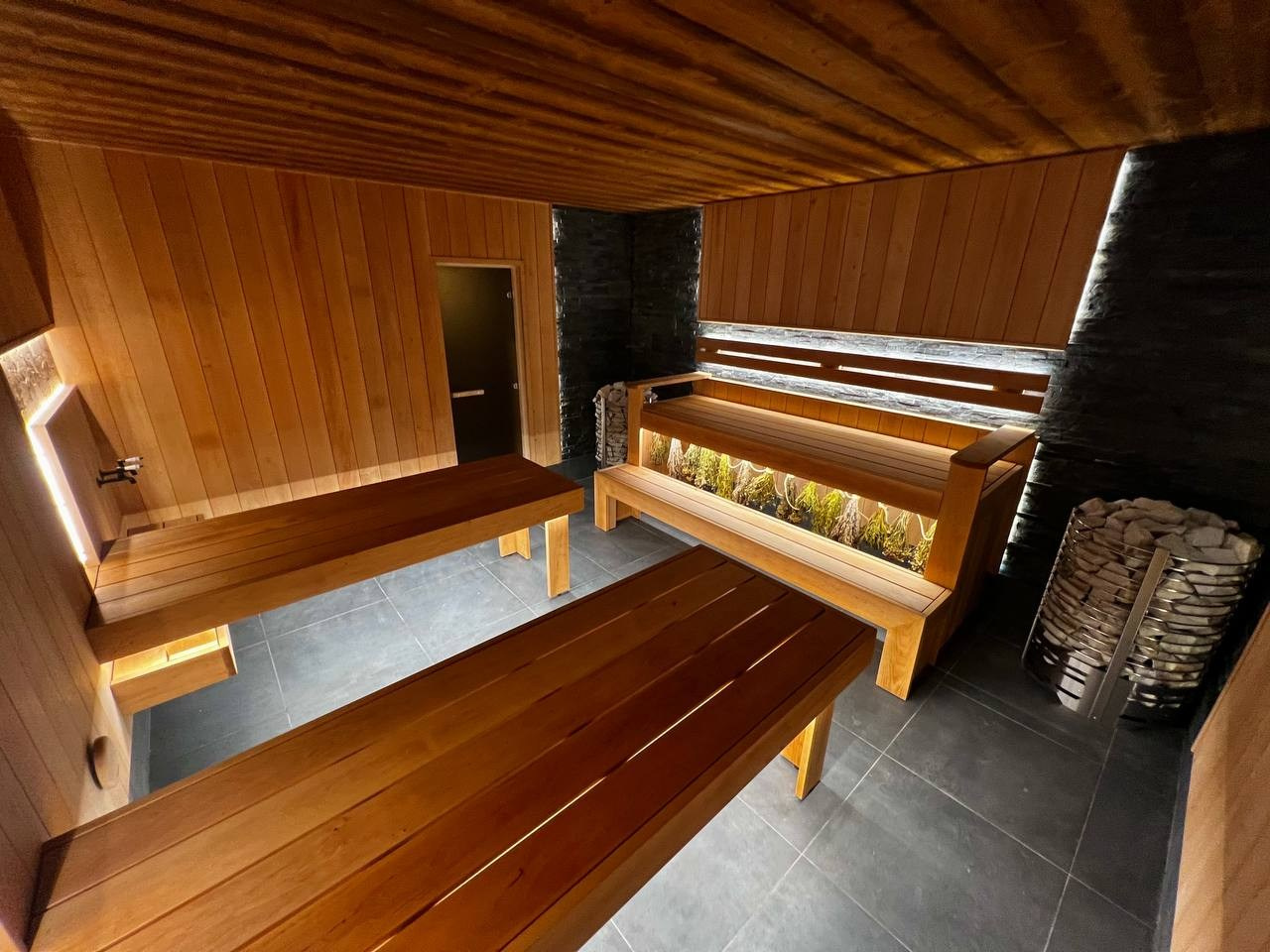 Просторная парная в Хюгге на озере. Создана для работы сразу двух, а то и трех пармастеров. Незабываемое парение обеспечено, проверяли лично. SaunaTopMasters