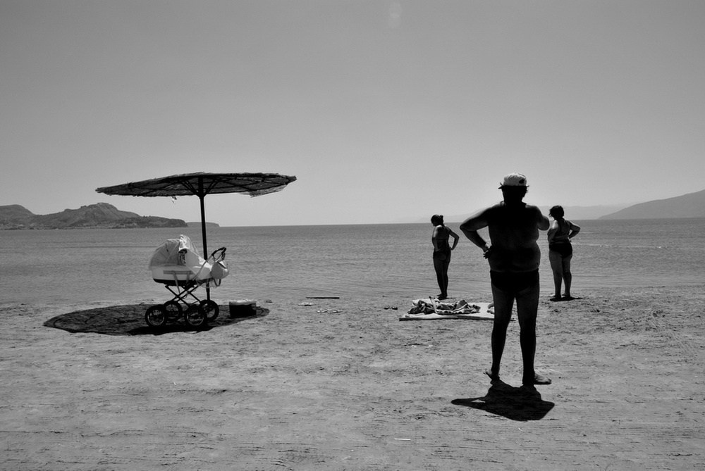 стрит-фотография Марии Спирополу с контрастным солнечным светом и тенями