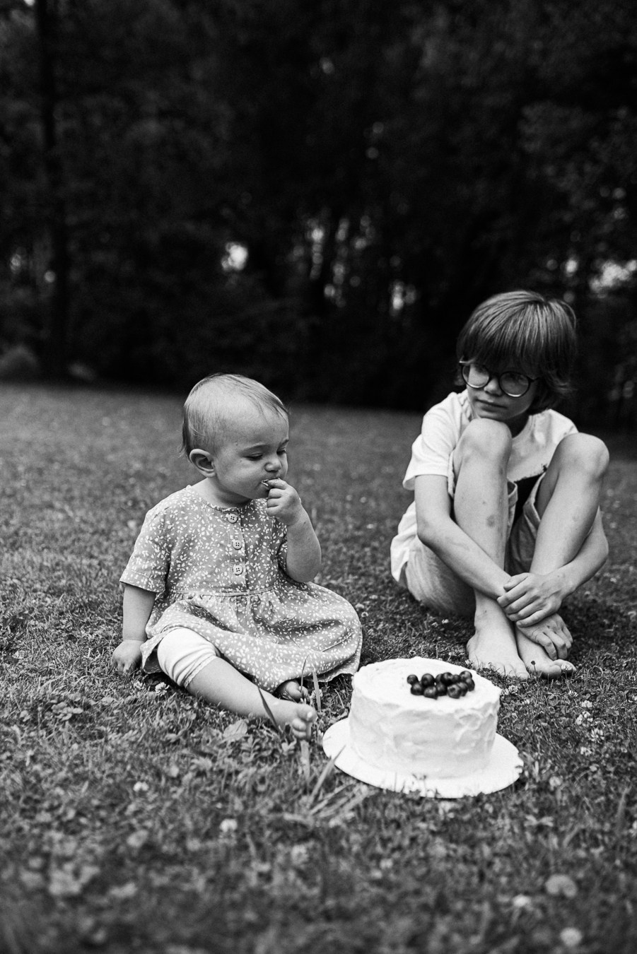 Коля, Ксюша, Саша, Андрей, Кира и бабушки | на даче