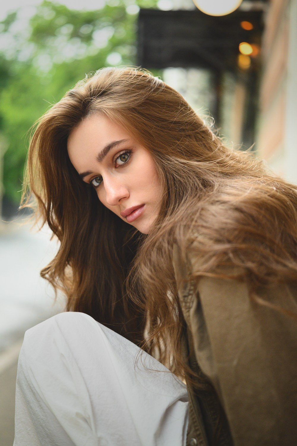 крупный потрет красивой молодой девушки, теплый солнечный свет, пронзительный взгляд, уличный портрет, рыжие волосы, высокое качество, фото как из фильма
