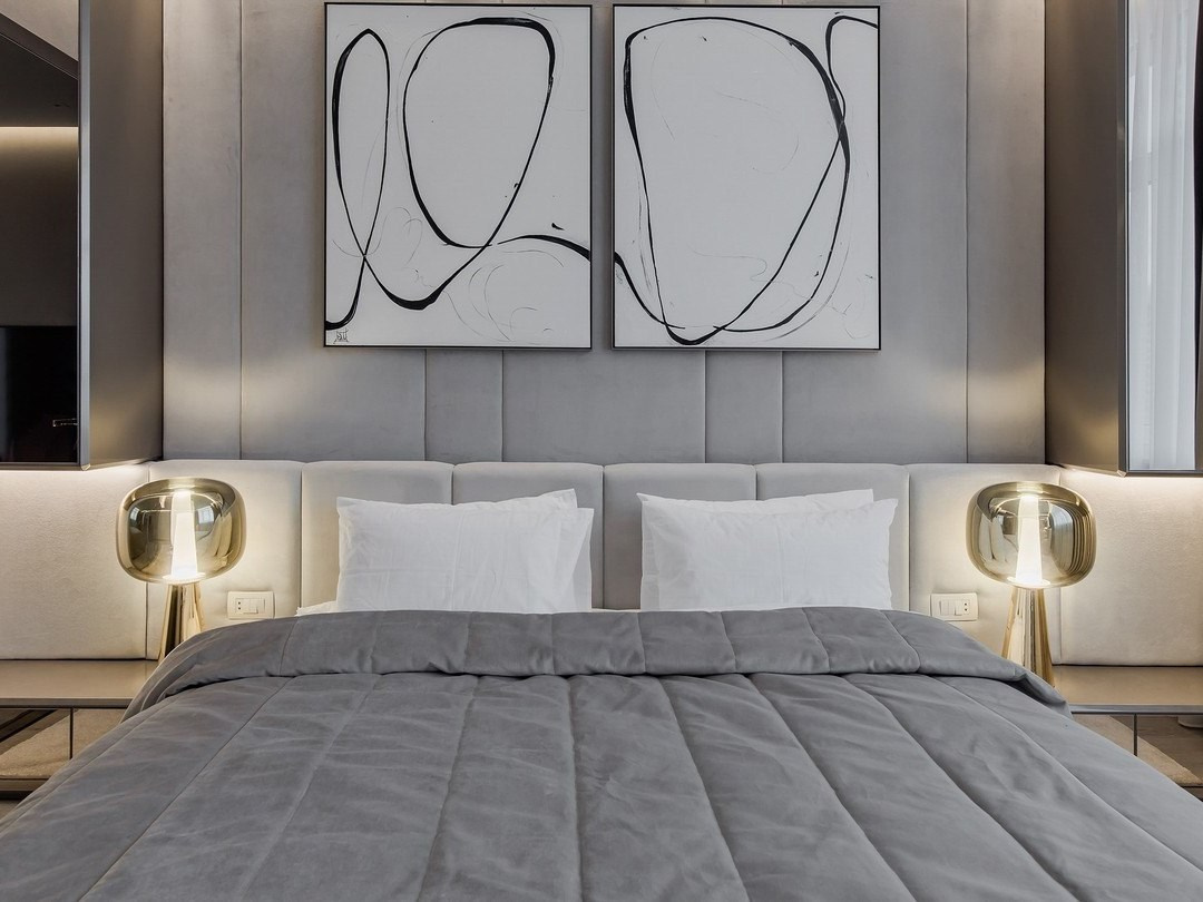 Спальня с мягким изголовьем и абстрактными картинами в современном дизайне Валерии Котович
