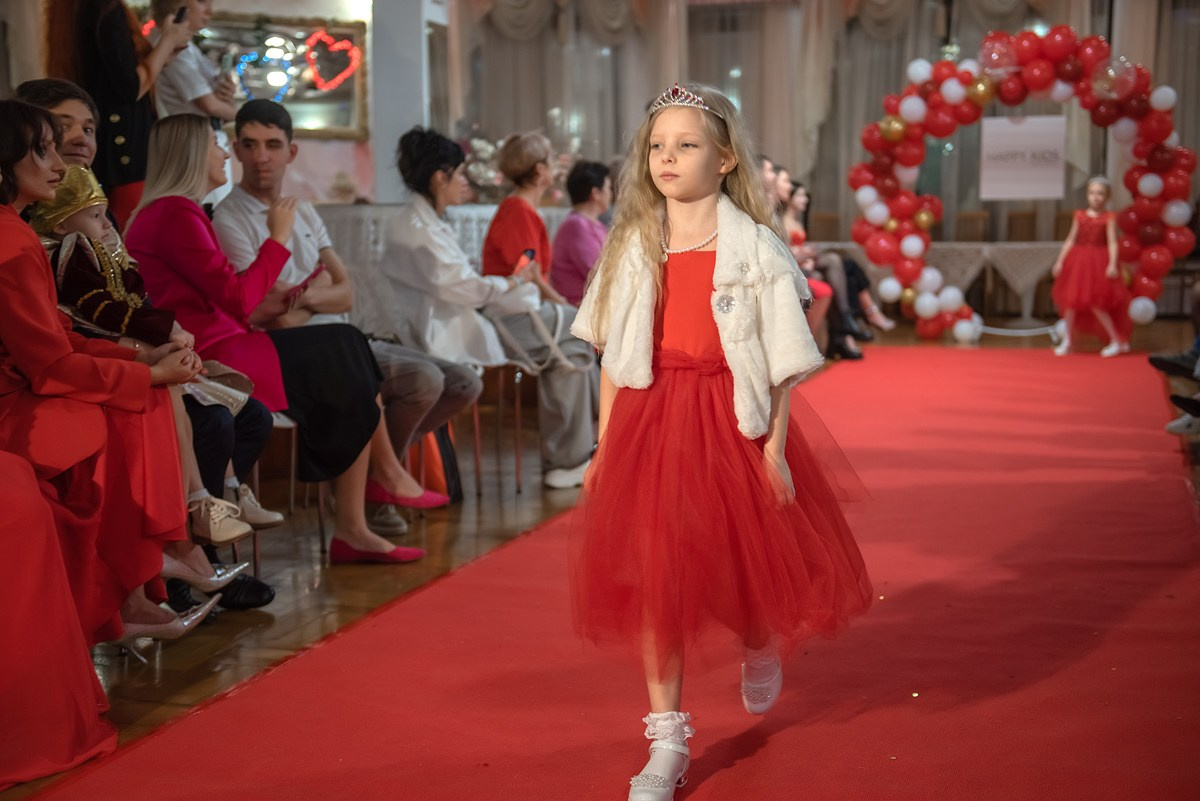 Выпускной в детской школе моделей HAPPYkids 2024. Семейный и коммерческий фотограф в Сочи Александр Бодунов