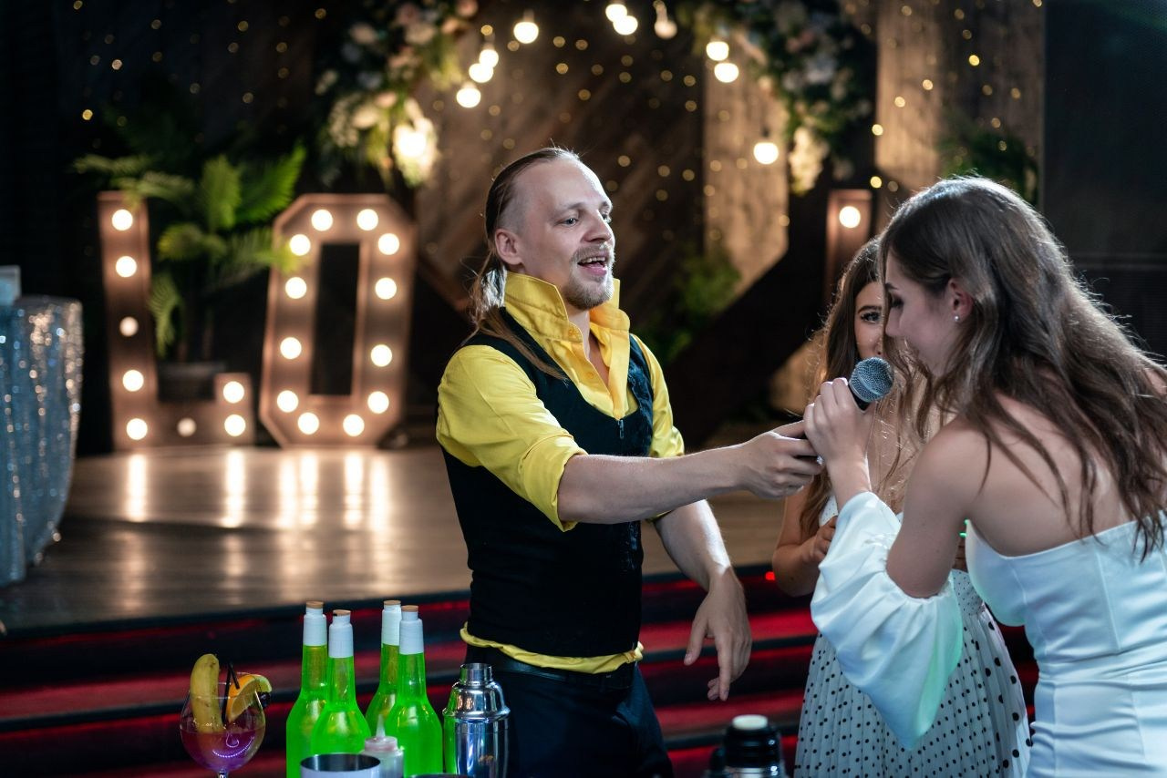 Ведущий + диджей + флейринг-шоу на выпускной вечер и другие праздники для молодёжи и подростков