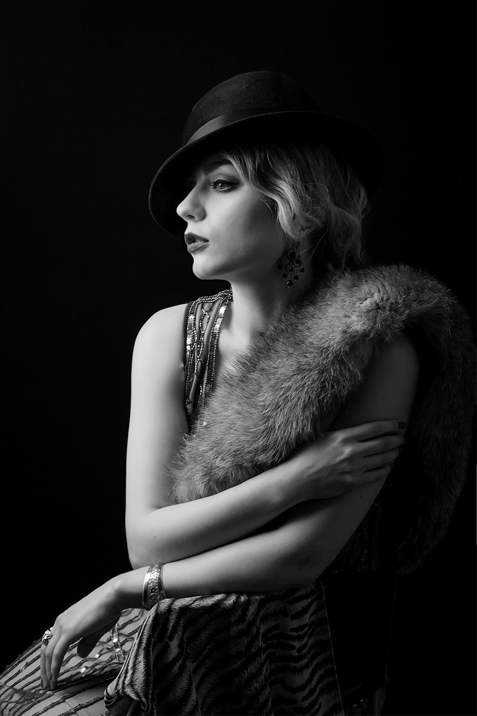 Чёрно-белый портрет женщины в чёрной шляпе и мехом на плечах