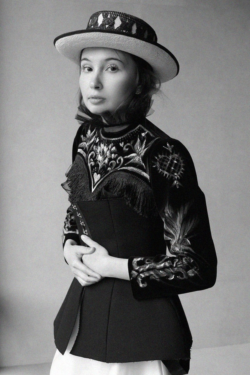 LOOKBOOK. Фешн дизайнер, фотограф, художник Яна Лазарева в Москве