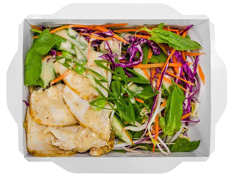 Салат из овощей и куриной грудки в белой коробочке на вынос