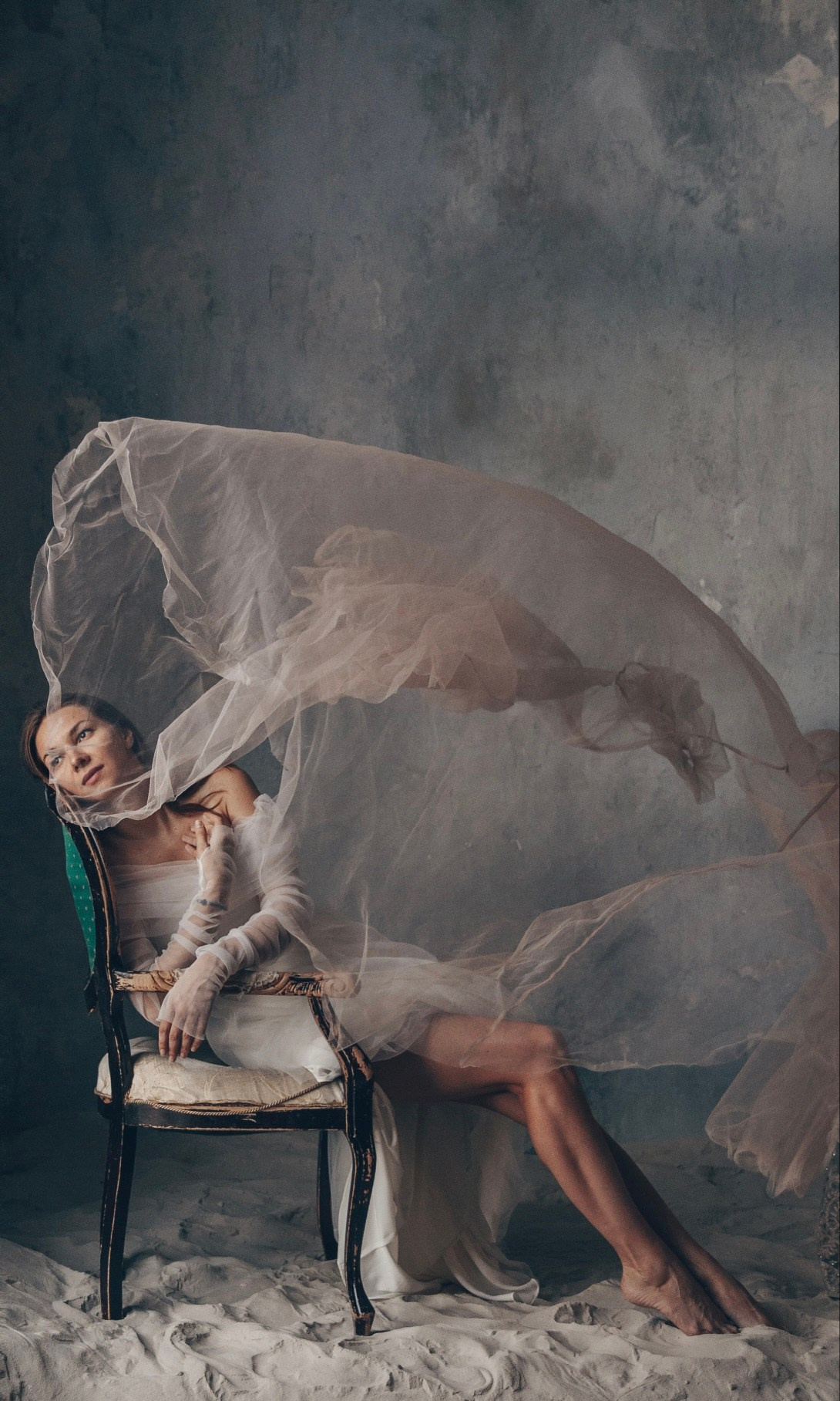 девушка на стуле с парящим шлейфом