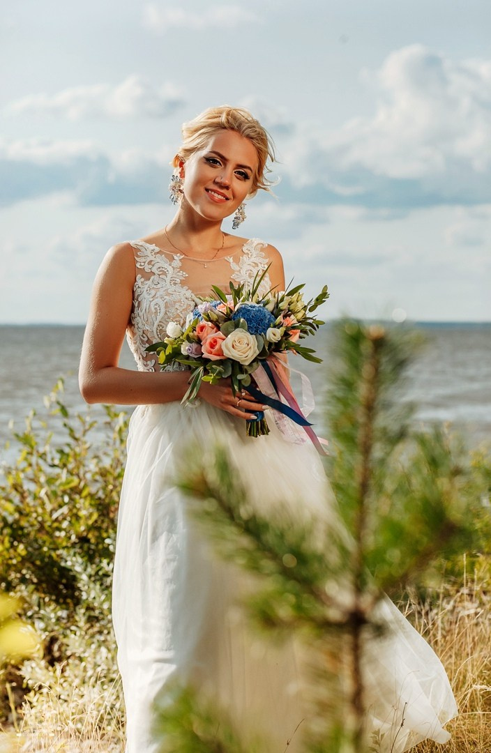 Нежные объятия пары на фоне красивого пейзажа