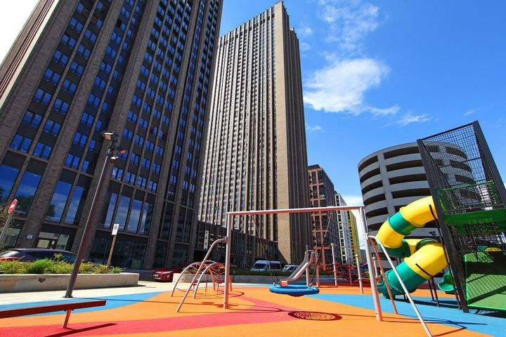 Локация для фотосессии в БЦ — лобби с современным дизайном