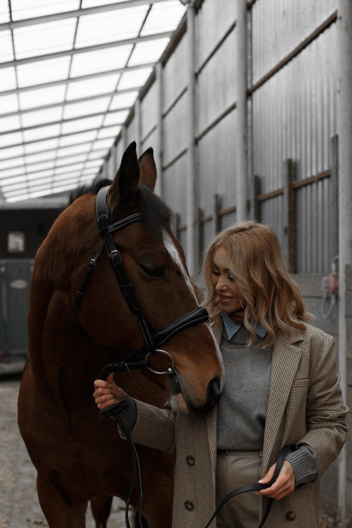 Фотограф Алеся Цайтлер,Фотосессия в конном стиле: модель в жокейском образе с красивой коричневой лошадью, портрет,женский портрет,портретный фотограф 