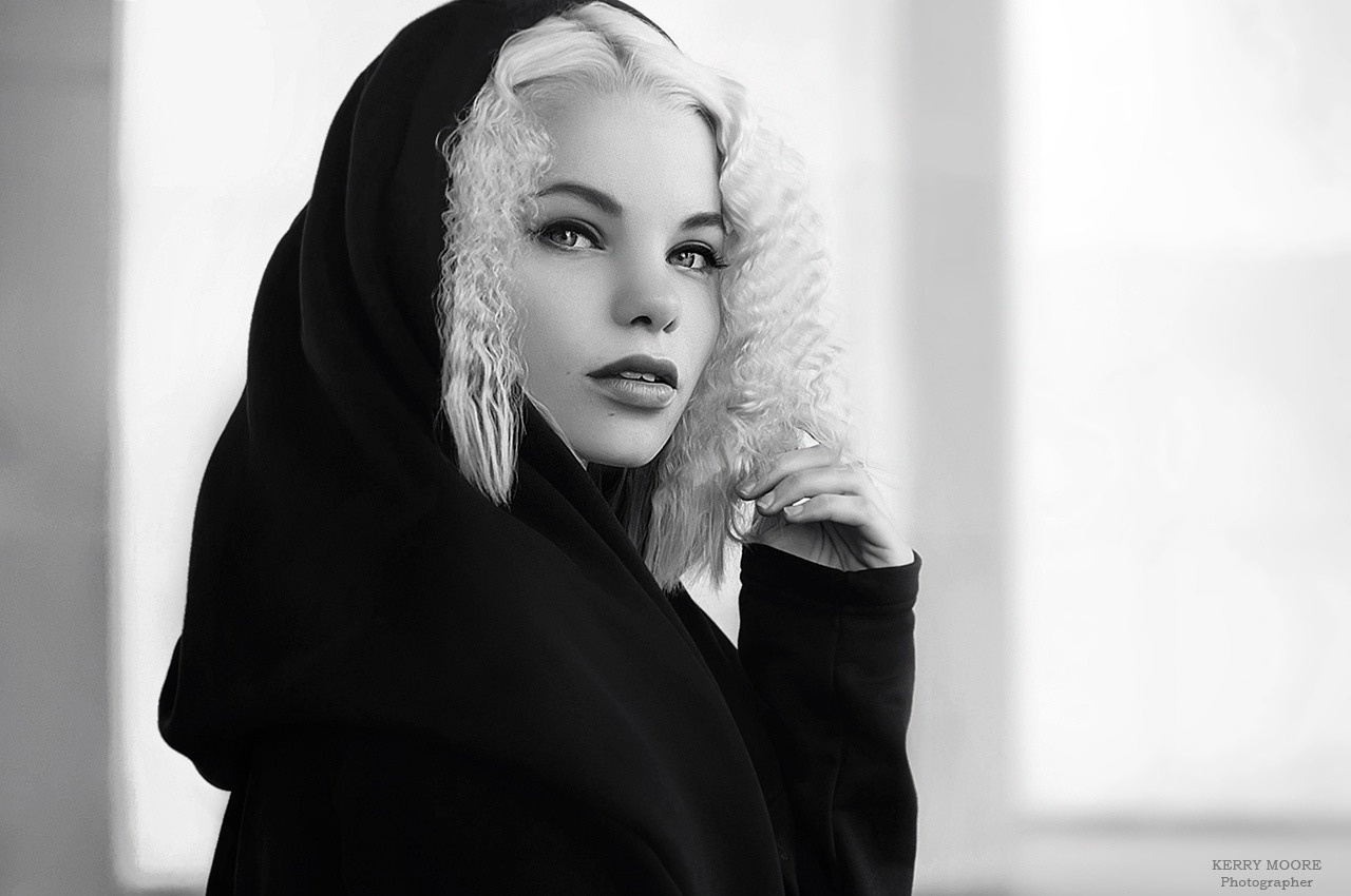 Женский уличный портрет. Фотограф и художник Kerry Moore