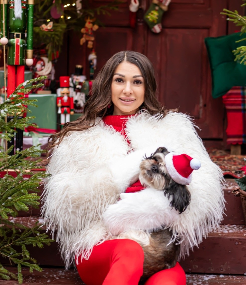 Новогодняя фотосессия, девушка в белой шубе с собакой на фоне ёлки и украшенного крыльца, портретный фотограф Карасёва Елена, Москва