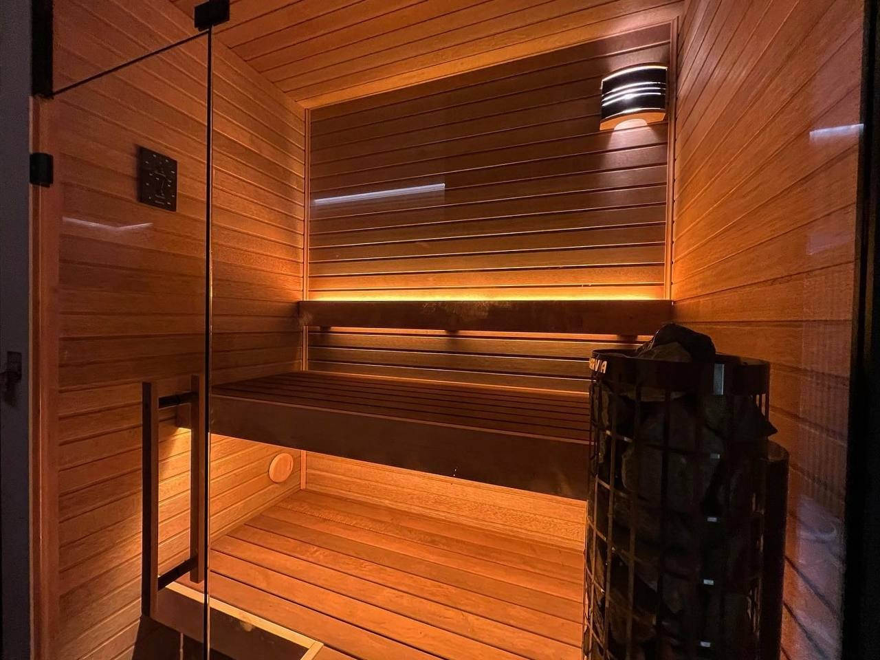 Компактная сауна в Вартемяги Парке. Отделана золотистым кедром, а полки выполнены из комбинации ольхи и термоольхи. SaunaTopMasters