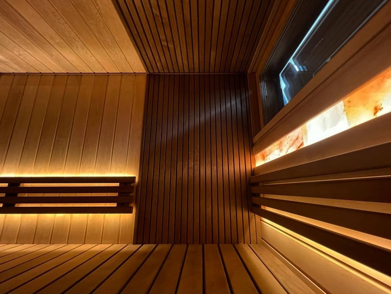 Парная в Ривер Парке из ольхи и термоольхи, с солевой линией, точечной подсветкой панно и камня, печь — Harvia Cilindro. SaunaTopMasters