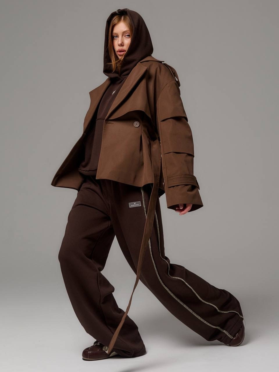 Фотосессия - модный образ оверсайз на серой циклораме