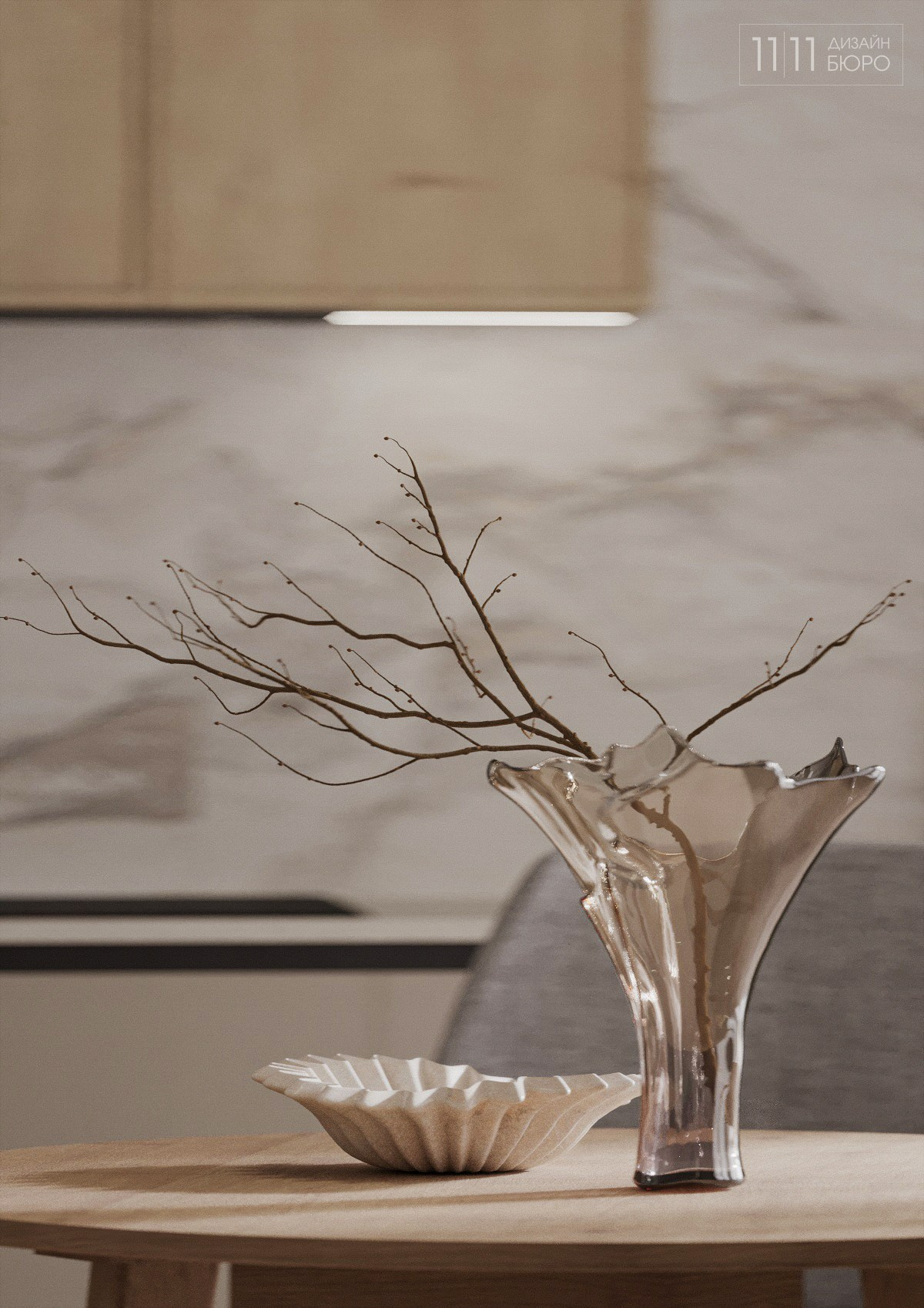 Стеклянная ваза на столе в интерьере кухни