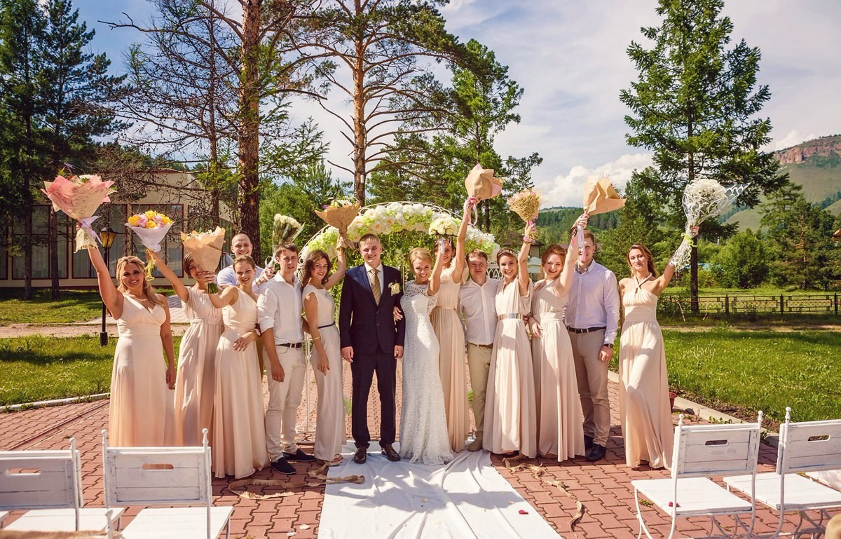 свадьба Красноярск фотосессия фотограф выездная свадебная церемония цена заказать стоимость забронировать дату ведущий церемониймейстер цветочная свадебная арка платье невесты костюм жениха идея место образ  стилист визажист причёска макияж пример фото подружки отец невесты гости вилатик гринпарк 