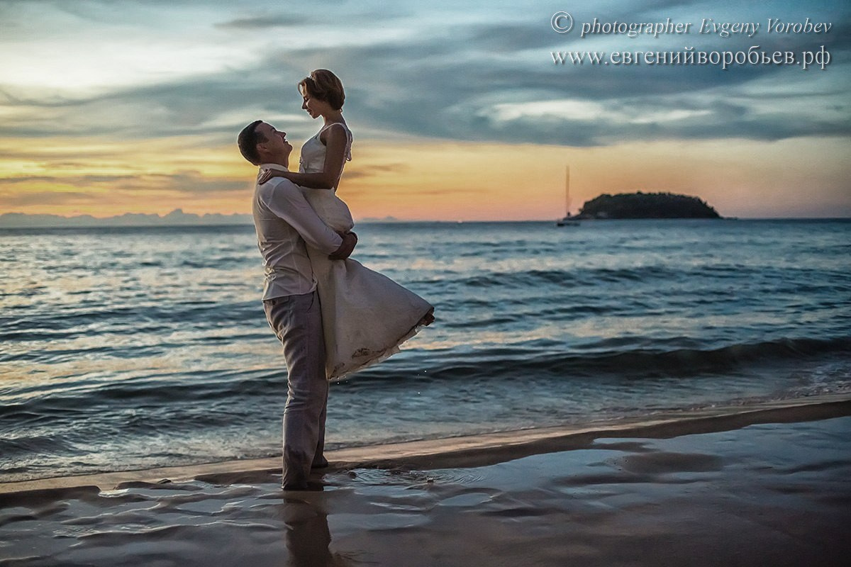 Свадебная фотосессия Пхукет фотограф пляж невеста платье жених романтическая фотосъёмка закат море Ката Карон Найхарн Патонг Найхарн Сурин море счастье радость идея место образ пример фото позы для фотосессии Phuket Naiharn Kata Karon Patong Surin 