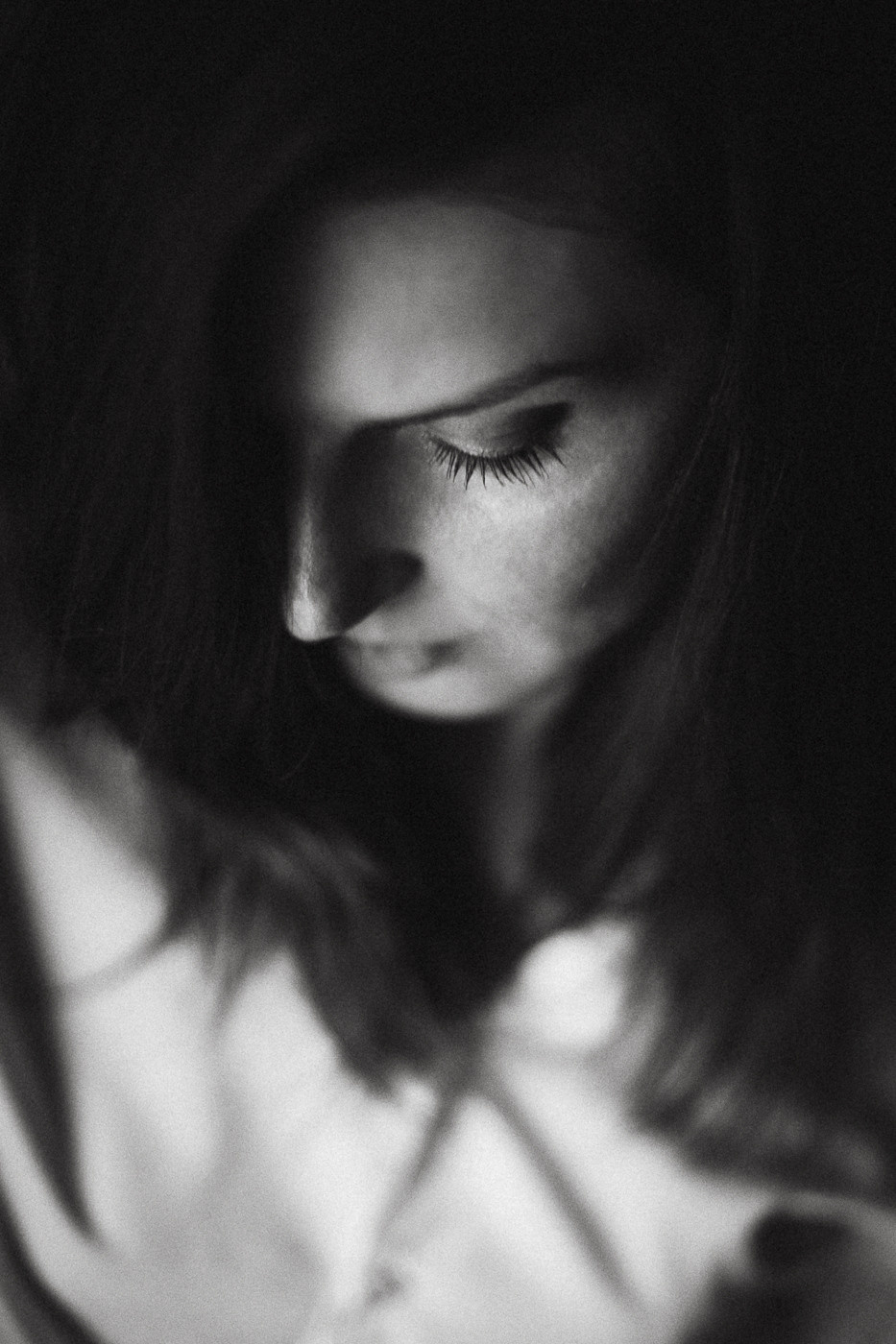 фотография девушки с опущенными глазами