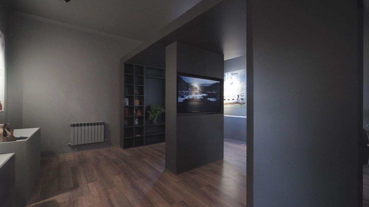 Ничего не было видно и приходилось прислушиваться. Художественная группа «Нежные Бабы»