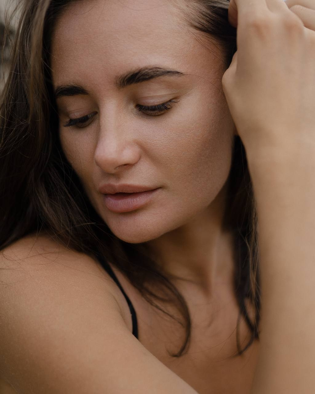 Крупный портрет девушки с закрытыми глазами