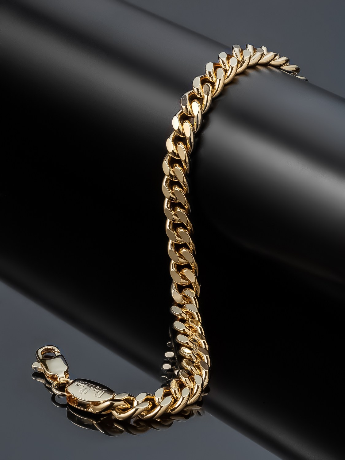 Фотосъемка золотого браслета  на черном фоне для маркетплейсов в Ростове