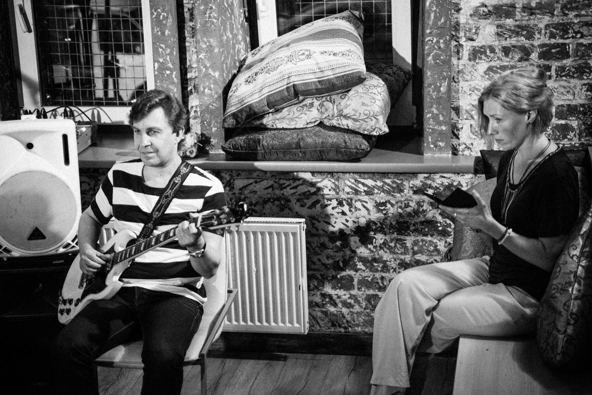 Алик Сикорский с группой товарищей. Квартирник у Саакяна. Семейный и свадебный фотограф Катя Антонова Москва Сочи