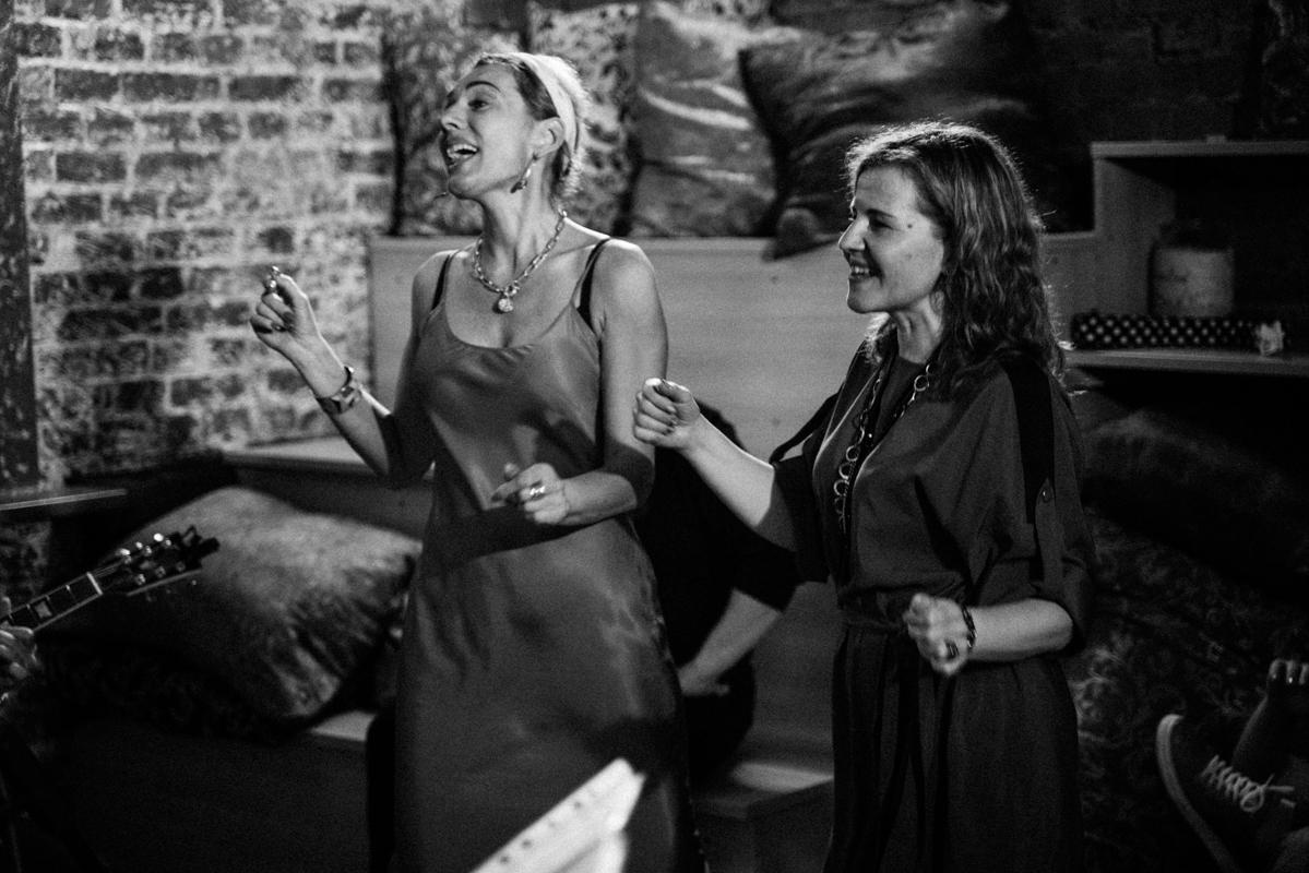 Алик Сикорский с группой товарищей. Квартирник у Саакяна. Семейный и свадебный фотограф Катя Антонова Москва Сочи