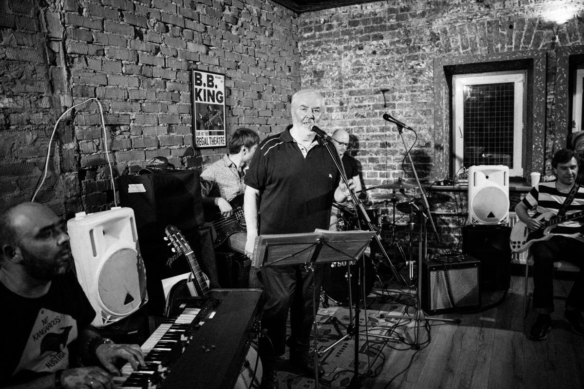 Алик Сикорский с группой товарищей. Квартирник у Саакяна. Семейный и свадебный фотограф Катя Антонова Москва Сочи