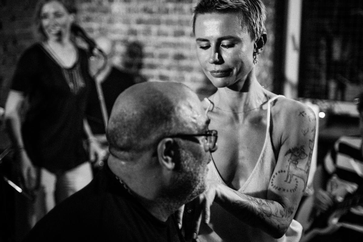 Алик Сикорский с группой товарищей. Квартирник у Саакяна. Семейный и свадебный фотограф Катя Антонова Москва Сочи