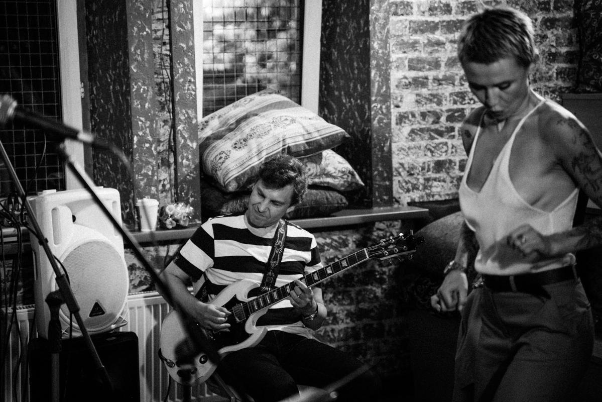 Алик Сикорский с группой товарищей. Квартирник у Саакяна. Семейный и свадебный фотограф Катя Антонова Москва Сочи