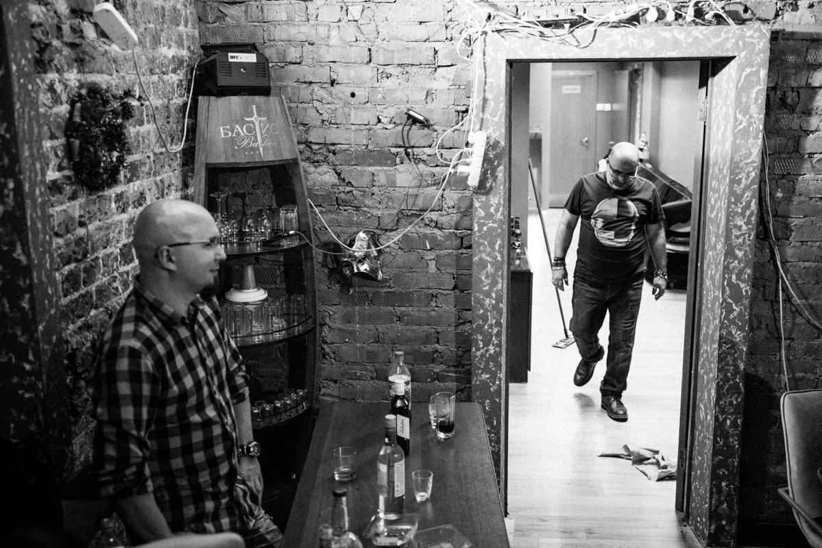 Алик Сикорский с группой товарищей. Квартирник у Саакяна. Семейный и свадебный фотограф Катя Антонова Москва Сочи