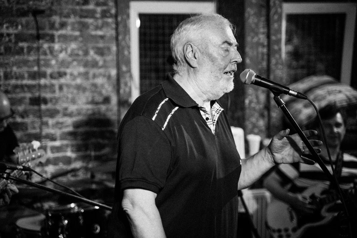 Алик Сикорский с группой товарищей. Квартирник у Саакяна. Семейный и свадебный фотограф Катя Антонова Москва Сочи