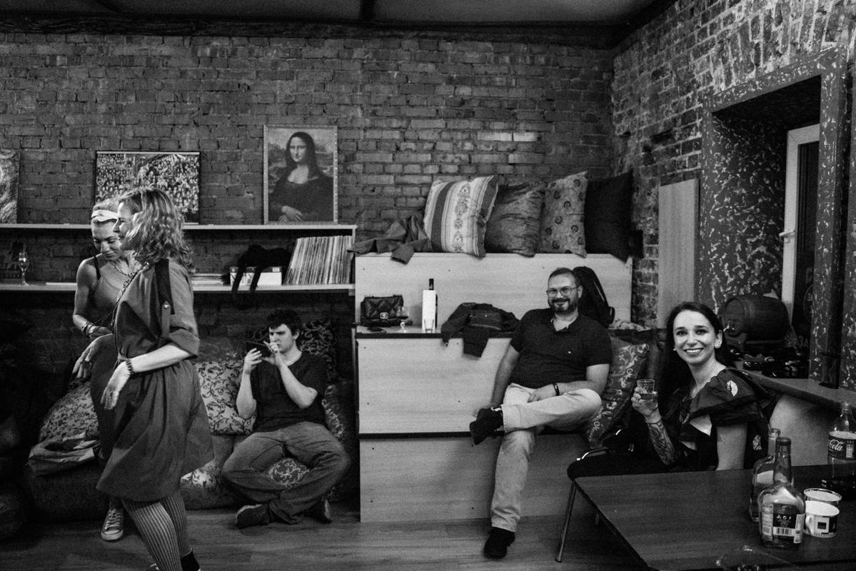 Алик Сикорский с группой товарищей. Квартирник у Саакяна. Семейный и свадебный фотограф Катя Антонова Москва Сочи